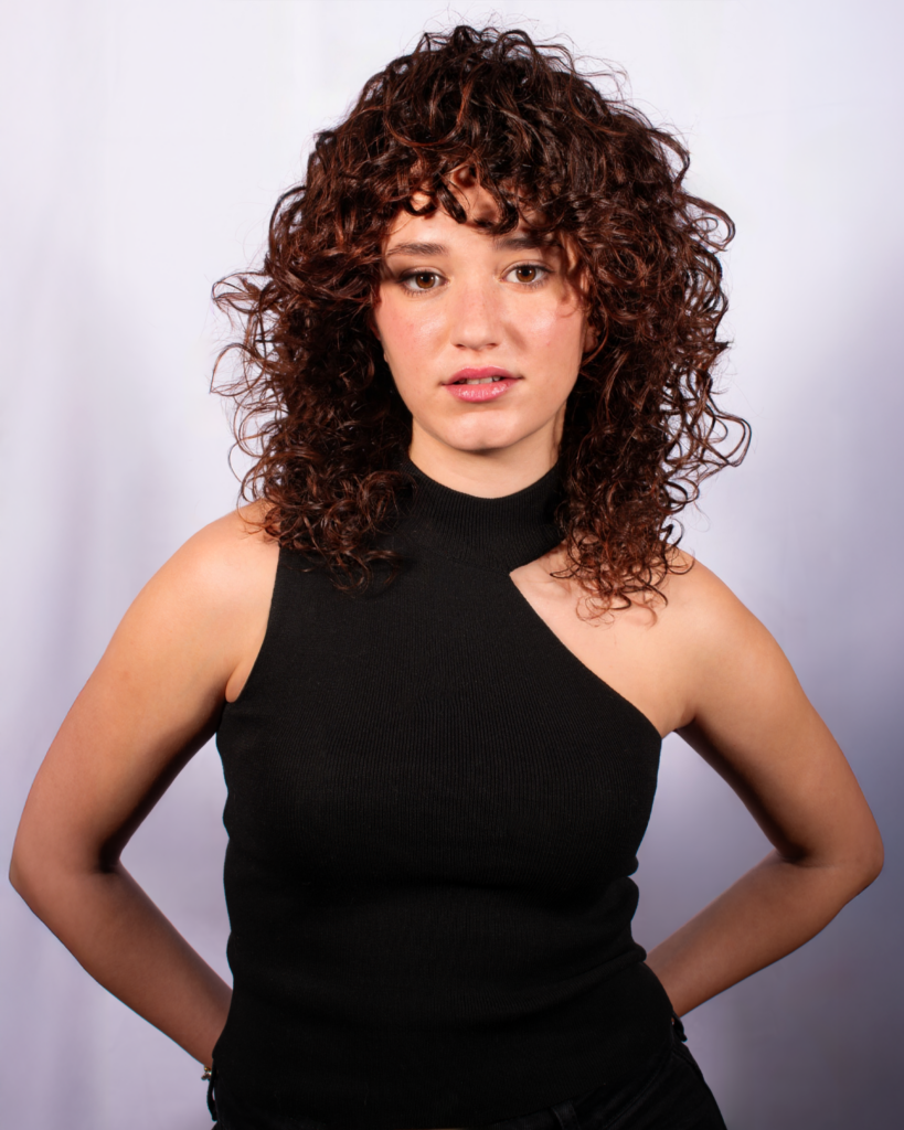 modella con capelli ricci e colore ramato